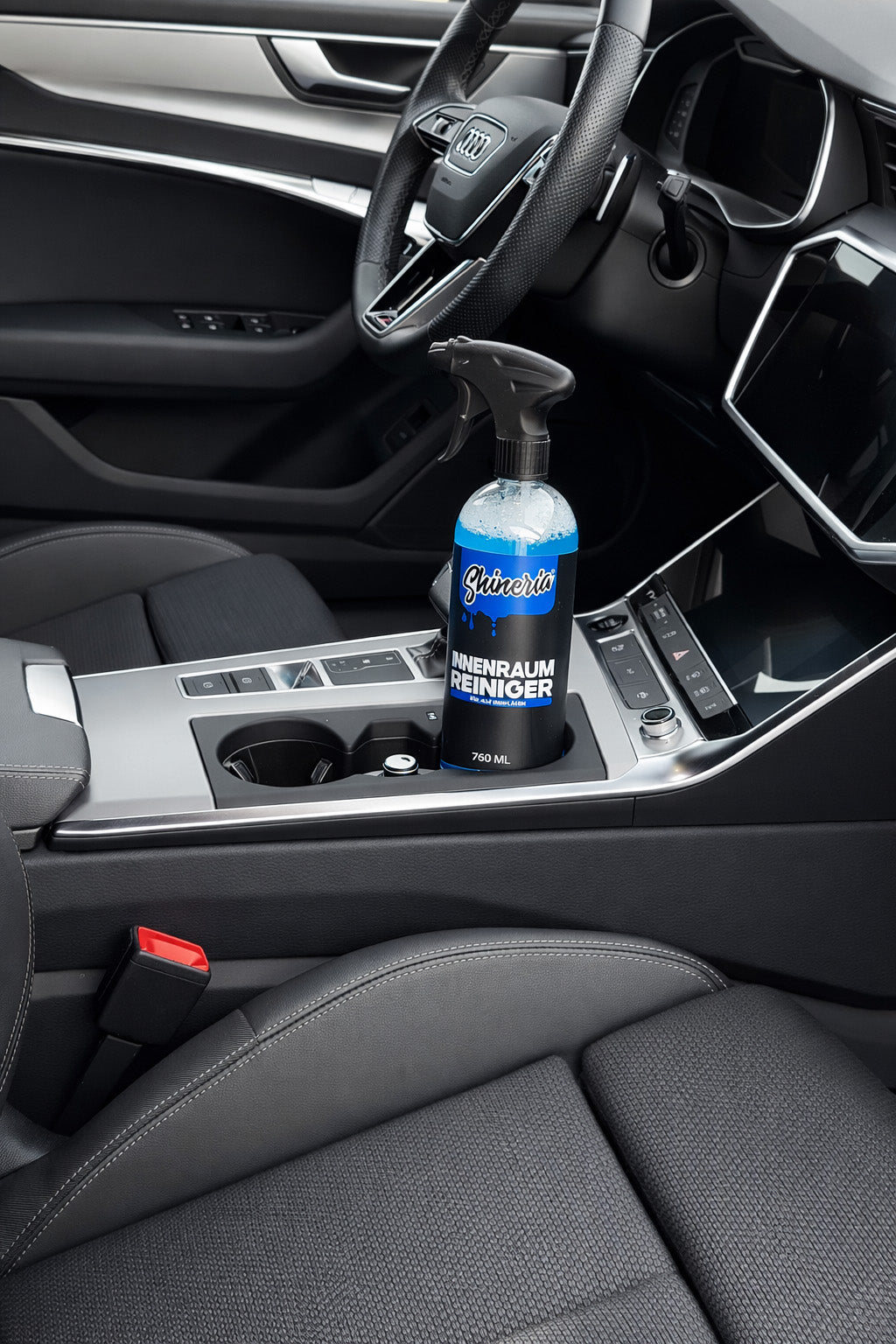 Shineria Innenraumreiniger Flasche im Getränkehalter eines Audi A6